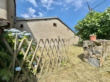MAISON MITOYENNE DE 78 M2, TERRAIN CLOS DE 950 M2, 3 CHAMBRES, FOUR À PAIN, 260 M2 DE DÉPENDANCES, BALCON FORÉZIEN, DOUBLE VITRAGE BOIS