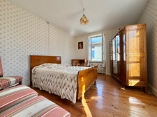 MAISON DE VILLAGE DE 185 M2 À RÉNOVER, 6 CHAMBRES, TERRAIN DÉPORTÉ DE 208 M2, COMBLES AMÉNAGEABLES DE 120 M2, FIBRE OPTIQUE, GARAGE, ATELIER, CAVE VOÛTÉE, TOUT-À-LÉGOUT, TF 182€