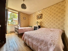 MAISON EN PIERRE DE 150 M2, 4 CHAMBRES, TERRAIN DE 2 000 M2 + 9 383 M2 EN FERMAGE, COMBLES AMÉNAGEABLES DE 75 M2, PUITS, GARAGE DE 40 M2, FIBRE OPTIQUE, CAVES, GROS TRAVAUX À PRÉVOIR