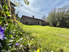MAISON MITOYENNE ENTIÈREMENT À RÉNOVER DE 115 M2, TERRAIN DE 2 673 M2, 3 CHAMBRES, 220 M2 DE DÉPENDANCES, GROS TRAVAUX À PRÉVOIR, SOURCE, TF 241€