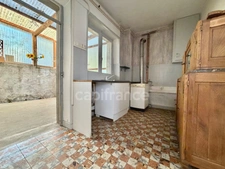 MAISON DE VILLAGE DE 85 M2, TERRAIN DE 225 M2 + 363 M2 DE TERRAIN DÉPORTÉ, 2 CHAMBRES, GARAGE, COUR, FIBRE OPTIQUE, TOUT-À-L'ÉGOUT
