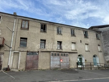 IMMEUBLE DE 420 M2, BUREAUX, 2 GARAGES DE 60 ET 80 M2, CRÉATION PLUSIEURS HABITATIONS, COUR, STATIONNEMENT