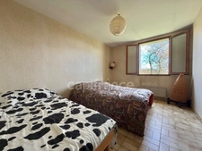 MAISON PLAIN-PIED DE 135 M2, TERRAIN ARBORÉ DE 5 675 M2, 4 CHAMBRES, DÉPENDANCES, VUE DÉGAGÉE, FIBRE, TF 547€, PUITS, MARE, FOUR À PAIN