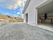 MAISON DE PLAIN-PIED DE 90 M2, TERRAIN CLOS 1000 M2, 3 CHAMBRES, GARAGE, CONSTRUCTION 2024, CLIM RÉVERSIBLE, DOUBLE VITRAGE PVC + VOLETS ROULANTS ÉLECTRIQUES, TOUT-À-L'ÉGOUT, FIBRE OPTIQUE, CELLIER