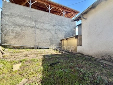 MAISON DE VILLAGE DE 85 M2, TERRAIN DE 225 M2 + 363 M2 DE TERRAIN DÉPORTÉ, 2 CHAMBRES, GARAGE, COUR, FIBRE OPTIQUE, TOUT-À-L'ÉGOUT