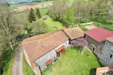 MAISON MITOYENNE ENTIÈREMENT À RÉNOVER DE 115 M2, TERRAIN DE 2 673 M2, 3 CHAMBRES, 220 M2 DE DÉPENDANCES, GROS TRAVAUX À PRÉVOIR, SOURCE, TF 241€