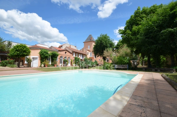 PROPRIÉTÉ BOURGEOISE DE 395 M2 AU COEUR D'UN PARC PAYSAGÉ DE 2 487 M2, CENTRE VILLE