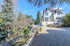 Fully renovated 255 m² bourgeois house, enclosed and wooded grounds of 4,303 m² (with space for a swimming pool), 3 garages, terrace, jacuzzi
