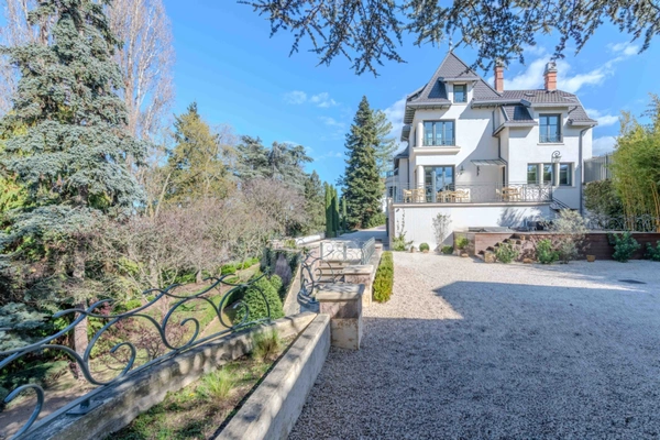 Maison bourgeoise 255 m² entièrement rénovée, parc clos et arboré de 4 303 m² (piscinable), 3 garages, terrasse, jacuzzi