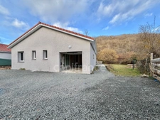 MAISON DE PLAIN-PIED DE 90 M2, TERRAIN CLOS 1000 M2, 3 CHAMBRES, GARAGE, CONSTRUCTION 2024, CLIM RÉVERSIBLE, DOUBLE VITRAGE PVC + VOLETS ROULANTS ÉLECTRIQUES, TOUT-À-L'ÉGOUT, FIBRE OPTIQUE, CELLIER