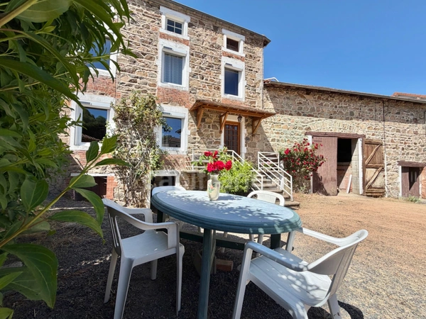 MAISON EN PIERRE DE 100 M2, 3 CHAMBRES, TERRAIN ATTENANT DE 371 M2 + 2450 M2 INDÉPENDANT, 200 M2 DE DÉPENDANCES, CAVES, FIBRE OPTIQUE, DOUBLE VITRAGE PVC AVEC VOLETS ROULANTS SOLAIRES, TOUT-À-L'ÉGOUT