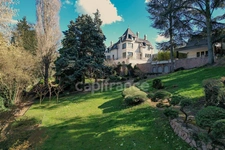 Fully renovated 255 m² bourgeois house, enclosed and wooded grounds of 4,303 m² (with space for a swimming pool), 3 garages, terrace, jacuzzi