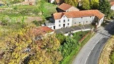 MAISON ENTIÈREMENT À RÉNOVER DE 100 M2, TERRAIN DE 8 343 M2, 2 CHAMBRES, BUREAU, GRENIER AMÉNAGEABLES, ÉTANG, NOMBREUSES DÉPENDANCES, FIBRE, GROS TRAVAUX À PRÉVOIR