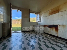 MAISON SUR SOUS-SOL DE 185 M2, À RÉNOVER, TERRAIN DE 1 764 M2, 5 CHAMBRES, VUE REMARQUABLE, 2 GARAGES, HAMEAU PAISIBLE, SOURCE, BEAU POTENTIEL