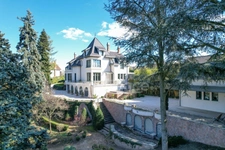 Fully renovated 255 m² bourgeois house, enclosed and wooded grounds of 4,303 m² (with space for a swimming pool), 3 garages, terrace, jacuzzi
