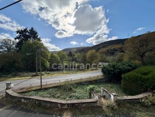 MAISON ENTIÈREMENT À RÉNOVER DE 100 M2, TERRAIN DE 8 343 M2, 2 CHAMBRES, BUREAU, GRENIER AMÉNAGEABLES, ÉTANG, NOMBREUSES DÉPENDANCES, FIBRE, GROS TRAVAUX À PRÉVOIR