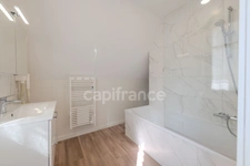 Fully renovated 255 m² bourgeois house, enclosed and wooded grounds of 4,303 m² (with space for a swimming pool), 3 garages, terrace, jacuzzi