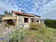 MAISON À RÉNOVER DE 75 M2, 2 CHAMBRES, TERRAIN DE 4 500 M2, FIBRE OPTIQUE, GARAGE DE 35 M2, DÉPÔT DE 65 M2, VÉRANDA, 2 PUITS
