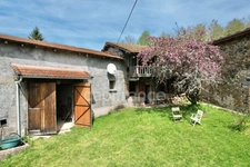 MAISON MITOYENNE ENTIÈREMENT À RÉNOVER DE 115 M2, TERRAIN DE 2 673 M2, 3 CHAMBRES, 220 M2 DE DÉPENDANCES, GROS TRAVAUX À PRÉVOIR, SOURCE, TF 241€