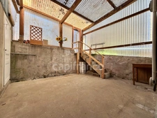 MAISON DE VILLAGE DE 85 M2, TERRAIN DE 225 M2 + 363 M2 DE TERRAIN DÉPORTÉ, 2 CHAMBRES, GARAGE, COUR, FIBRE OPTIQUE, TOUT-À-L'ÉGOUT