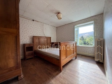 MAISON ENTIÈREMENT À RÉNOVER DE 100 M2, TERRAIN DE 8 343 M2, 2 CHAMBRES, BUREAU, GRENIER AMÉNAGEABLES, ÉTANG, NOMBREUSES DÉPENDANCES, FIBRE, GROS TRAVAUX À PRÉVOIR