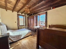 MAISON EN PIERRE DE 140 M2 ENTIÈREMENT À RÉNOVER, TERRAIN DE 8180 M2, 4 CHAMBRES, 155 M2 DE DÉPENDANCES, FOUR À PAIN, SOURCE, COUVERTURE DE 2019 POUR L'HABITATION, FAÇADE DE 2012, CAVE VOÛTÉE