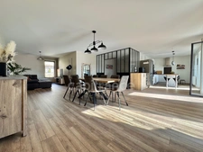 APPARTEMENT ENTIÈREMENT RÉNOVÉ EN 2022, 105 M2, PIÈCE DE VIE LUMINEUSE DE 60 M2, 2 CHAMBRES POSSIBILITÉ D'UNE 3ÈME, BALCON, FIBRE, FAIBLES CHARGES, EXPOSÉ SUD, 2 CAVES, SYNDIC BÉNÉVOLE