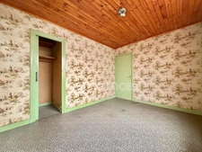 MAISON À RÉNOVER DE 75 M2, 2 CHAMBRES, TERRAIN DE 4 500 M2, FIBRE OPTIQUE, GARAGE DE 35 M2, DÉPÔT DE 65 M2, VÉRANDA, 2 PUITS
