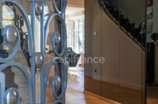 Fully renovated 255 m² bourgeois house, enclosed and wooded grounds of 4,303 m² (with space for a swimming pool), 3 garages, terrace, jacuzzi
