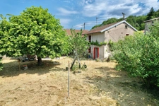 MAISON MITOYENNE DE 78 M2, TERRAIN CLOS DE 950 M2, 3 CHAMBRES, FOUR À PAIN, 260 M2 DE DÉPENDANCES, BALCON FORÉZIEN, DOUBLE VITRAGE BOIS