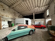 BÂTIMENT DE 420 M2, BUREAUX, 2 GARAGES DE 60 ET 80 M2, CRÉATION PLUSIEURS HABITATIONS, COUR, STATIONNEMENT