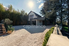 Fully renovated 255 m² bourgeois house, enclosed and wooded grounds of 4,303 m² (with space for a swimming pool), 3 garages, terrace, jacuzzi
