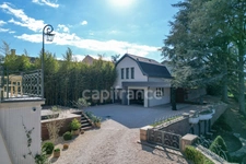 Fully renovated 255 m² bourgeois house, enclosed and wooded grounds of 4,303 m² (with space for a swimming pool), 3 garages, terrace, jacuzzi