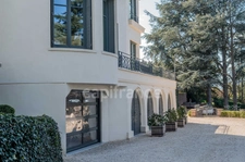 Fully renovated 255 m² bourgeois house, enclosed and wooded grounds of 4,303 m² (with space for a swimming pool), 3 garages, terrace, jacuzzi