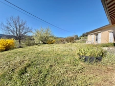 MAISON DE PLAIN-PIED DE 115 M2, TERRAIN DE 1 196 M2, 3 CHAMBRES, GARAGE DE 31 M2, CONSTRUCTION DE 2009, FIBRE OPTIQUE, SÉJOUR DE 48 M2, PANNEAUX PHOTOVOLTAIQUES