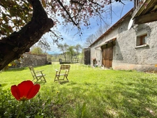 MAISON MITOYENNE ENTIÈREMENT À RÉNOVER DE 115 M2, TERRAIN DE 2 673 M2, 3 CHAMBRES, 220 M2 DE DÉPENDANCES, GROS TRAVAUX À PRÉVOIR, SOURCE, TF 241€
