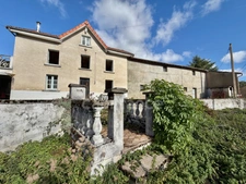 MAISON ENTIÈREMENT À RÉNOVER DE 100 M2, TERRAIN DE 8 343 M2, 2 CHAMBRES, BUREAU, GRENIER AMÉNAGEABLES, ÉTANG, NOMBREUSES DÉPENDANCES, FIBRE, GROS TRAVAUX À PRÉVOIR
