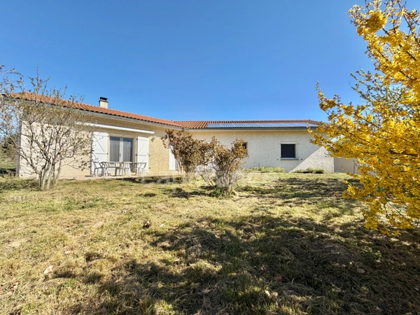 MAISON DE PLAIN-PIED DE 115 M2, TERRAIN DE 1 196 M2, 3 CHAMBRES, GARAGE DE 31 M2, CONSTRUCTION DE 2009, FIBRE OPTIQUE, SÉJOUR DE 48 M2, PANNEAUX PHOTOVOLTAIQUES