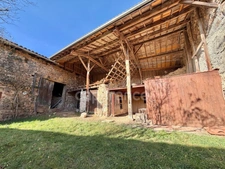 MAISON EN PIERRE DE 140 M2 ENTIÈREMENT À RÉNOVER, TERRAIN DE 8180 M2, 4 CHAMBRES, 155 M2 DE DÉPENDANCES, FOUR À PAIN, SOURCE, COUVERTURE DE 2019 POUR L'HABITATION, FAÇADE DE 2012, CAVE VOÛTÉE
