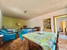 MAISON DE BOURG DE 100 M2, 3 CHAMBRES, TERRAIN ATTENANT DE 371 M2 + 2450 M2 INDÉPENDANT, 200 M2 DE DÉPENDANCES, CAVES, FIBRE OPTIQUE, DOUBLE VITRAGE PVC AVEC VOLETS ROULANTS SOLAIRES, TOUT-À-L'ÉGOUT