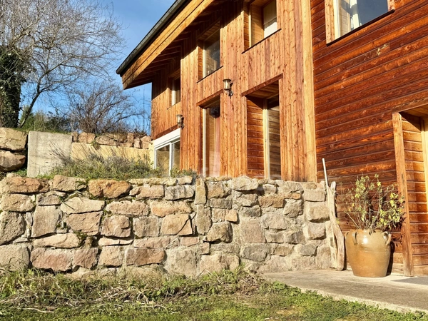 MAISON DE 220 M2, RÉNOVÉE EN 2014, TERRAIN DE 6 HA, 4 CHAMBRES, SALLE DE JEUX, 3 PUITS, ÉTANG, ASSAINISSEMENT AUX NORMES À VENIR, POMPE À CHALEUR DE 2016 AVEC CHAUFFAGE AU SOL, FIBRE OPTIQUE