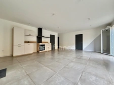 MAISON DE PLAIN-PIED DE 90 M2, TERRAIN CLOS 1000 M2, 3 CHAMBRES, GARAGE, CONSTRUCTION 2024, CLIM RÉVERSIBLE, DOUBLE VITRAGE PVC + VOLETS ROULANTS ÉLECTRIQUES, TOUT-À-L'ÉGOUT, FIBRE OPTIQUE, CELLIER