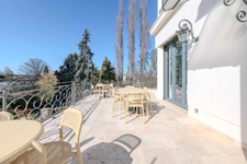 Fully renovated 255 m² bourgeois house, enclosed and wooded grounds of 4,303 m² (with space for a swimming pool), 3 garages, terrace, jacuzzi