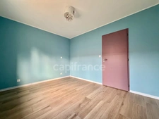 MAISON DE PLAIN-PIED DE 90 M2, TERRAIN CLOS 1000 M2, 3 CHAMBRES, GARAGE, CONSTRUCTION 2024, CLIM RÉVERSIBLE, DOUBLE VITRAGE PVC + VOLETS ROULANTS ÉLECTRIQUES, TOUT-À-L'ÉGOUT, FIBRE OPTIQUE, CELLIER