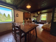 MAISON MITOYENNE ENTIÈREMENT À RÉNOVER DE 115 M2, TERRAIN DE 2 673 M2, 3 CHAMBRES, 220 M2 DE DÉPENDANCES, GROS TRAVAUX À PRÉVOIR, SOURCE, TF 241€