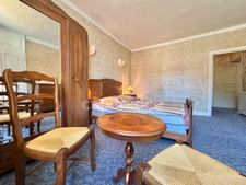 MAISON DE BOURG DE 100 M2, 3 CHAMBRES, TERRAIN ATTENANT DE 371 M2, 200 M2 DE DÉPENDANCES, CAVES, FIBRE OPTIQUE, DOUBLE VITRAGE PVC AVEC VOLETS ROULANTS SOLAIRES, TOUT-À-L'ÉGOUT