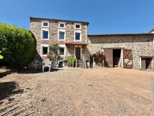 MAISON EN PIERRE DE 100 M2, 3 CHAMBRES, TERRAIN ATTENANT DE 371 M2 + 2450 M2 INDÉPENDANT, 200 M2 DE DÉPENDANCES, CAVES, FIBRE OPTIQUE, DOUBLE VITRAGE PVC AVEC VOLETS ROULANTS SOLAIRES, TOUT-À-L'ÉGOUT