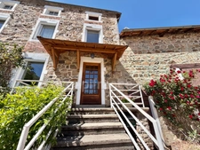 MAISON EN PIERRE DE 100 M2, 3 CHAMBRES, TERRAIN ATTENANT DE 371 M2 + 2450 M2 INDÉPENDANT, 200 M2 DE DÉPENDANCES, CAVES, FIBRE OPTIQUE, DOUBLE VITRAGE PVC AVEC VOLETS ROULANTS SOLAIRES, TOUT-À-L'ÉGOUT