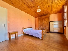 MAISON DE VILLAGE DE 110 M2, TERRAIN DE 3 476 M2, 4 CHAMBRES, DOUBLE GARAGE DE 62 M2, GARAGE, ATELIERS, CAVE VOÛTÉE, TF 251€