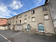 IMMEUBLE DE 420 M2, BUREAUX, 2 GARAGES DE 60 ET 80 M2, CRÉATION PLUSIEURS HABITATIONS, COUR, STATIONNEMENT